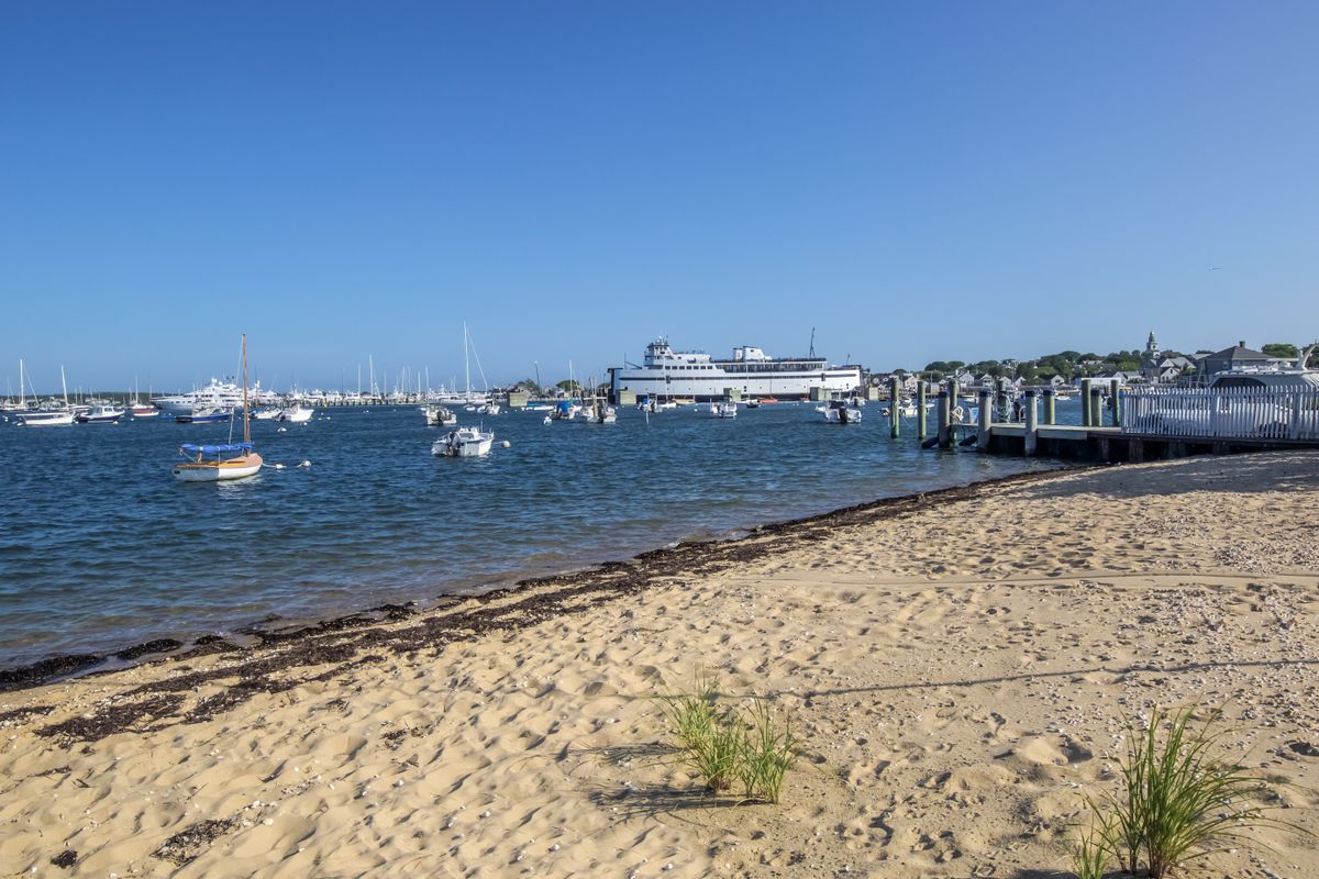 Brant Point- 46 Easton Street Image