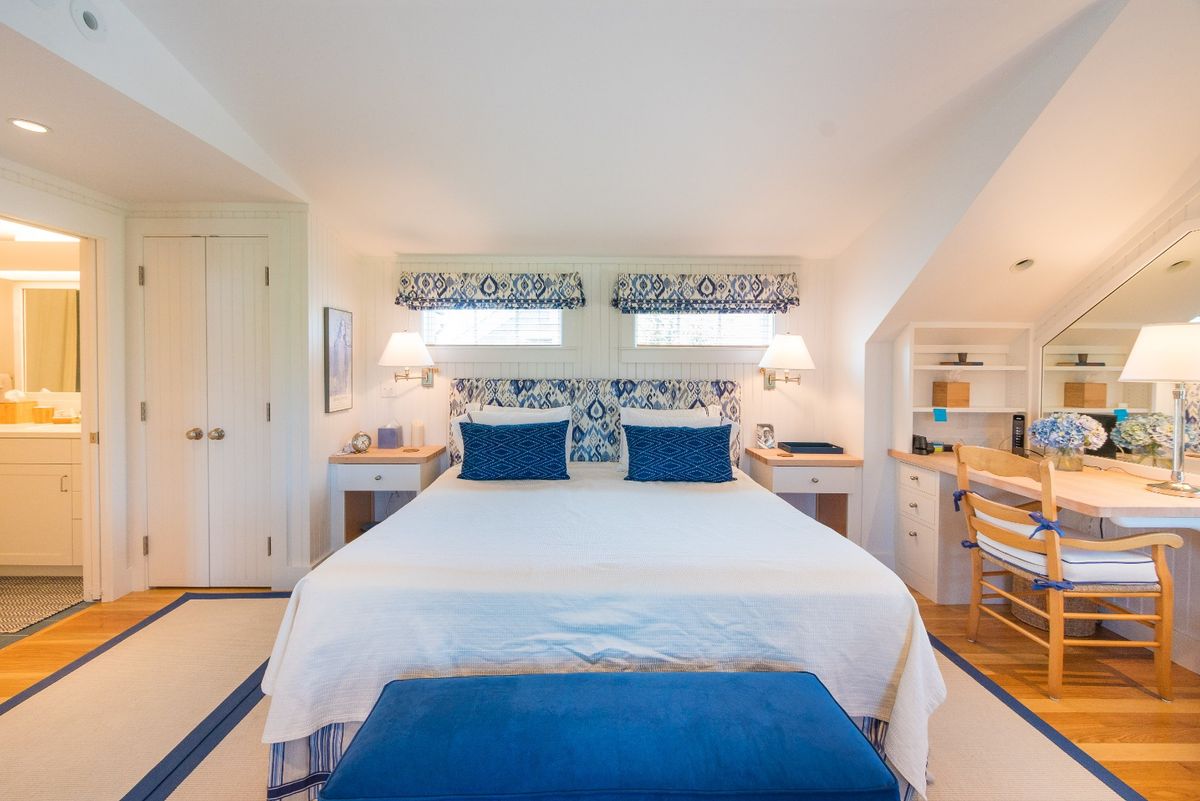 Cottage master suite