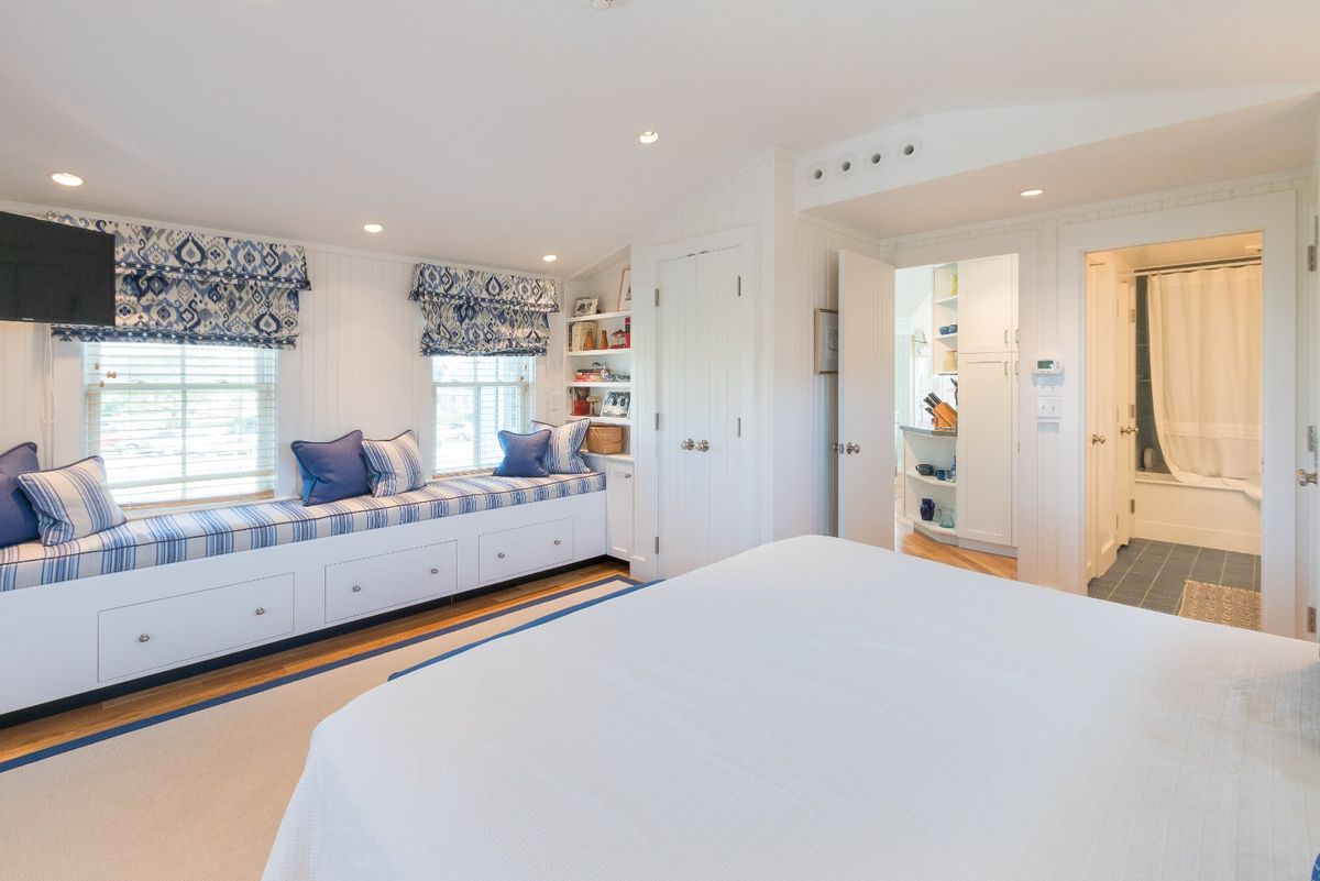 Cottage master suite