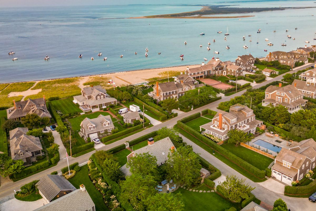 Brant Point- 64 Hulbert Avenue Image